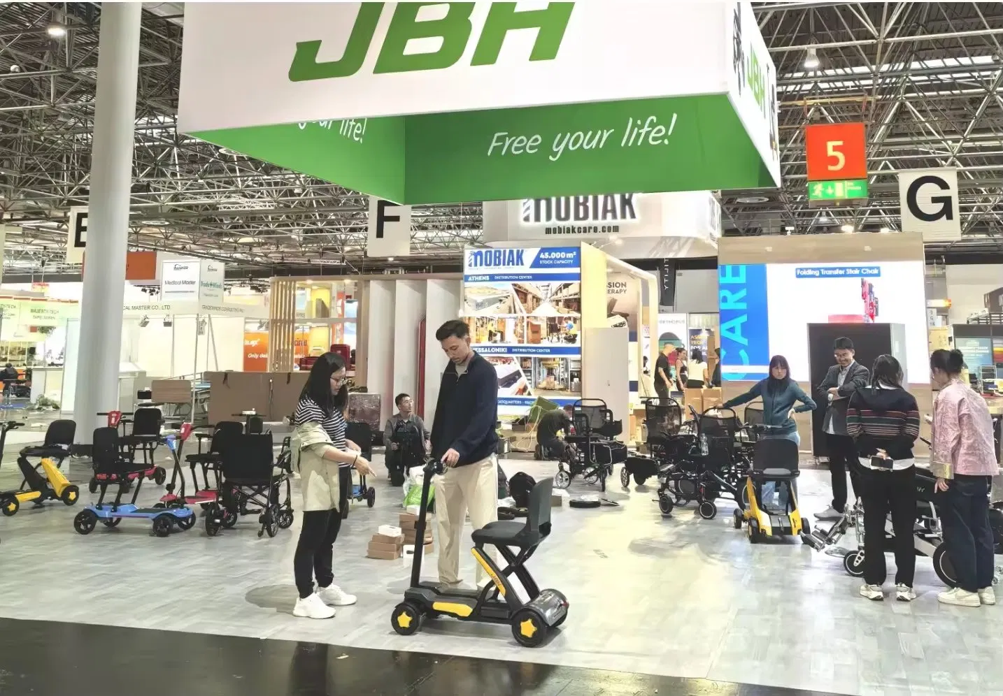 Jbh Factory Direct Selling Cheap Price Aluminium 4 Wheels Power Folding Electric Scooter with Mobility Motor