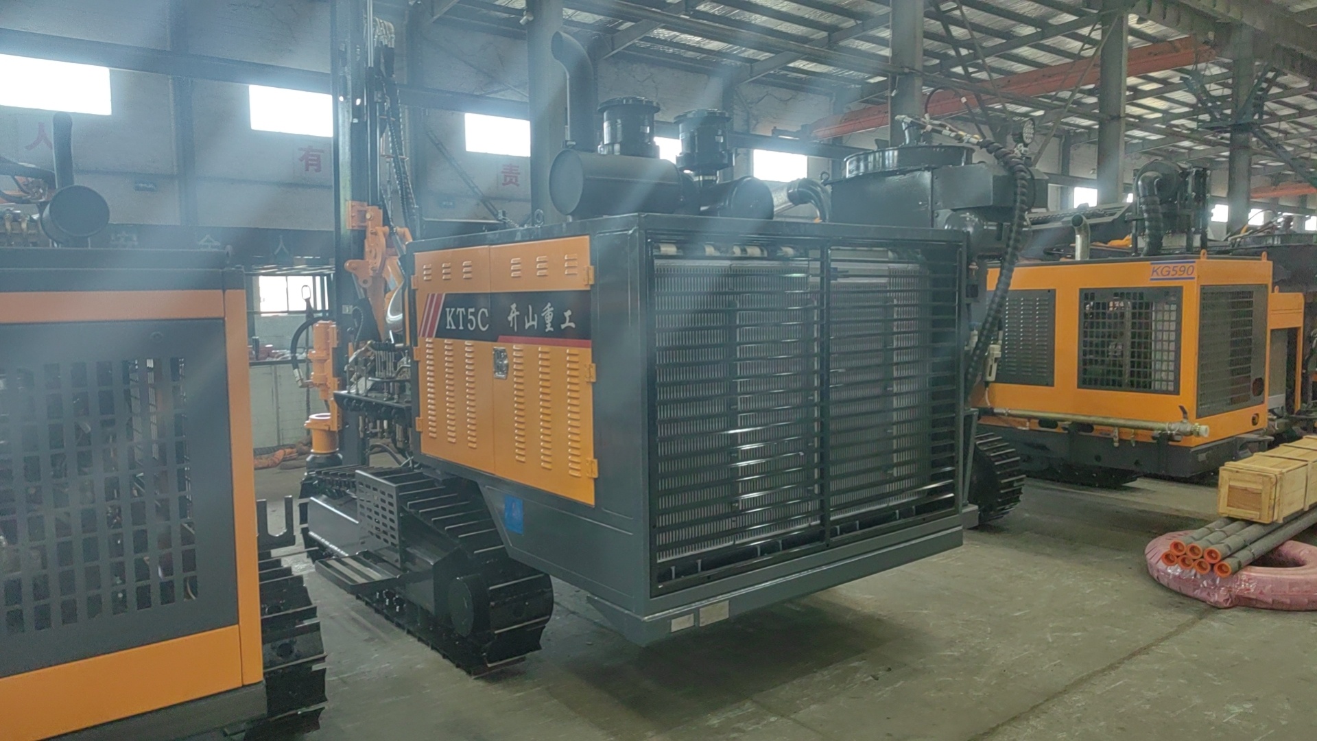 Mining Diesel Automatic Crawler DTH Rock Blasting Drilling Rig With Engine And Air Compressor Model Kt5