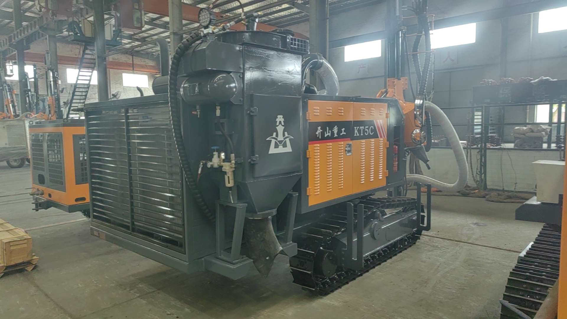 Mining Diesel Automatic Crawler DTH Rock Blasting Drilling Rig With Engine And Air Compressor Model Kt5