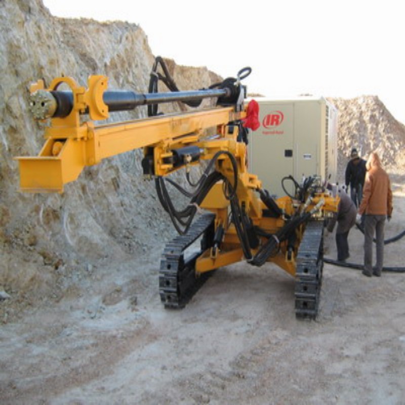 Heavy Duty Crawler DTH Drilling Rig For Mining Blast Hole 105-165mm Diameter Pneumatic Rock Drilling Machine For Quarrying