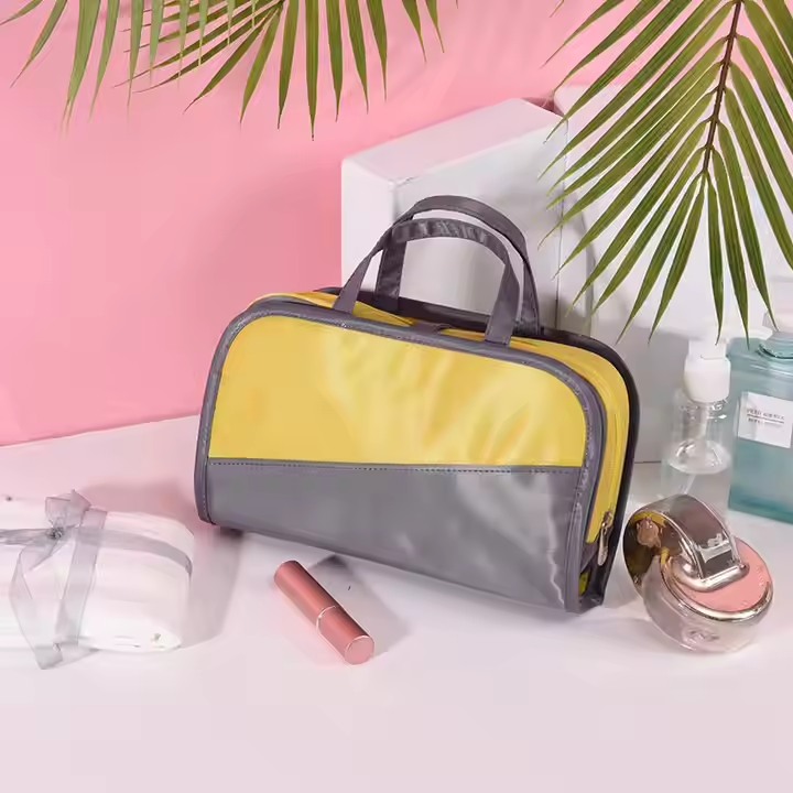 High Quality Custom Cosmetic Travel Kit Factory Wholesale Waterproof Makeup Bag Fashion Logo Print Cover Closure Trending New