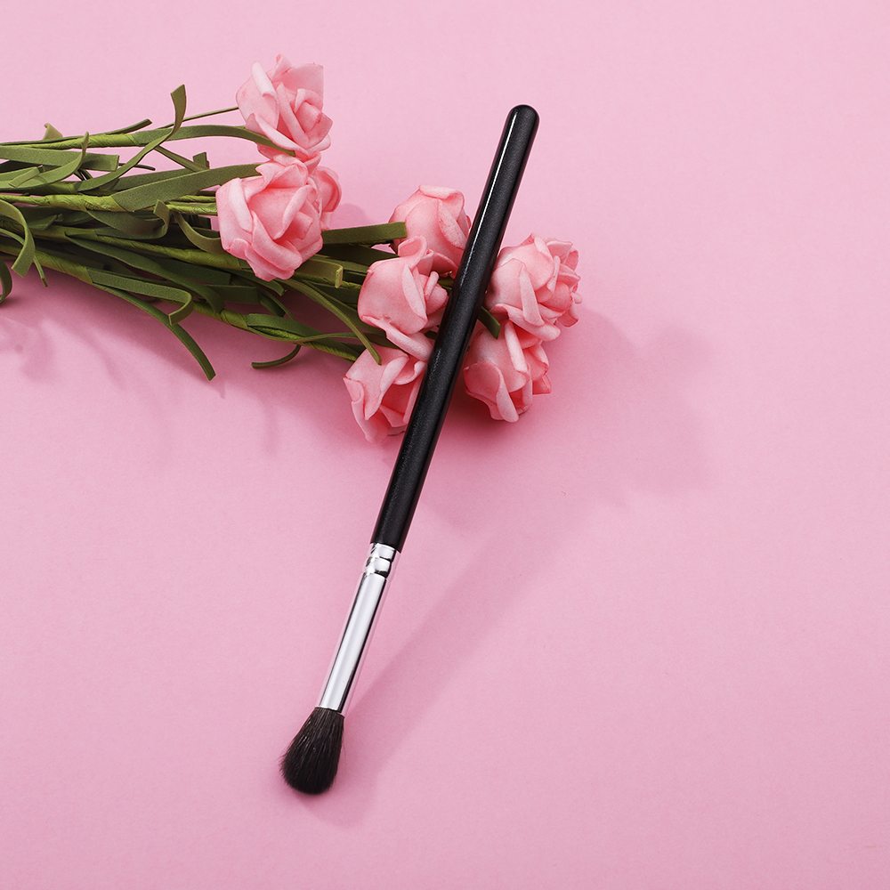 Eyeshadow Brush Image 6