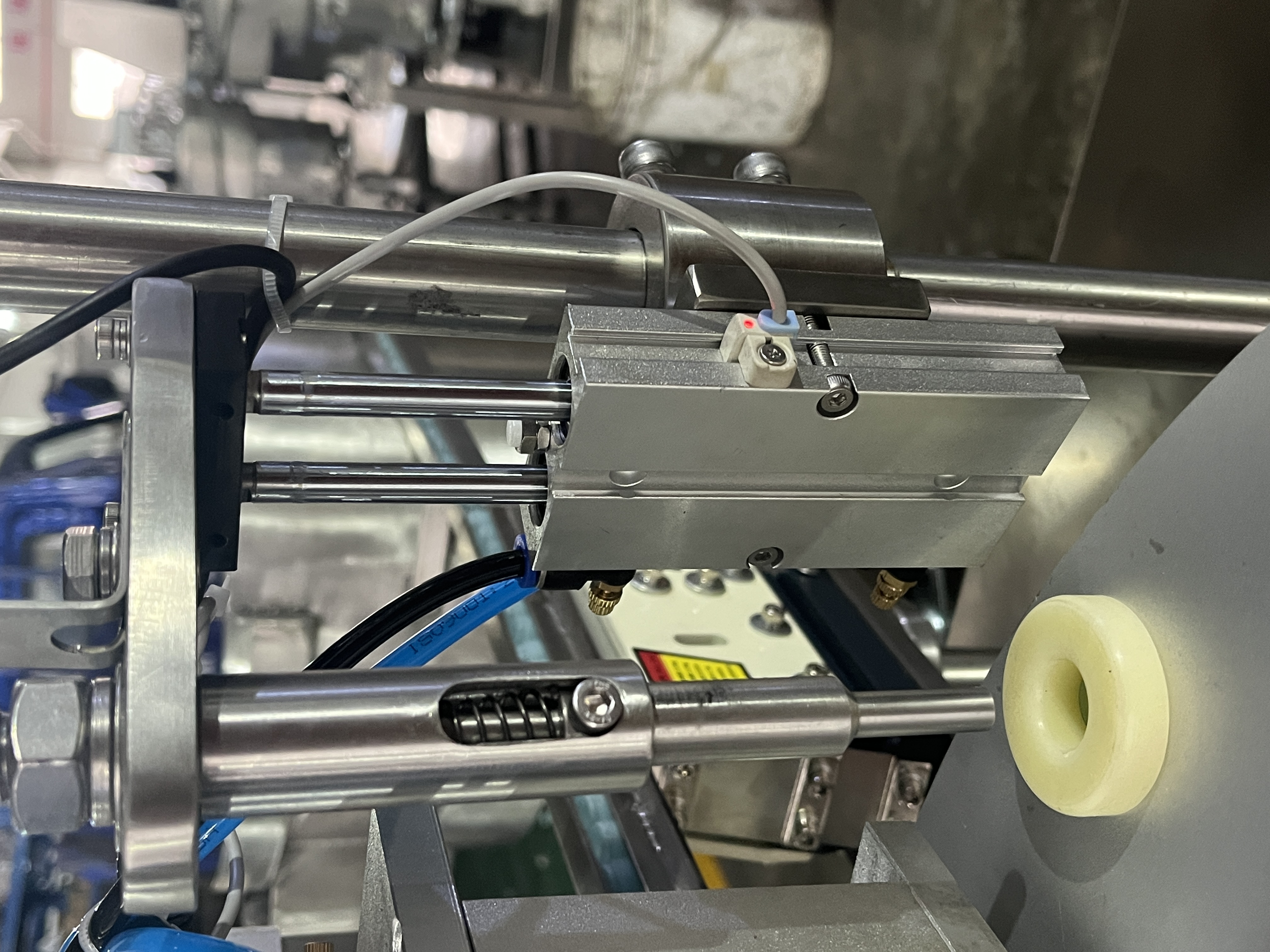 Automatic Sponge Filling &amp; Capping Machine | High-Speed Production Line Cosmetic Production Equipment