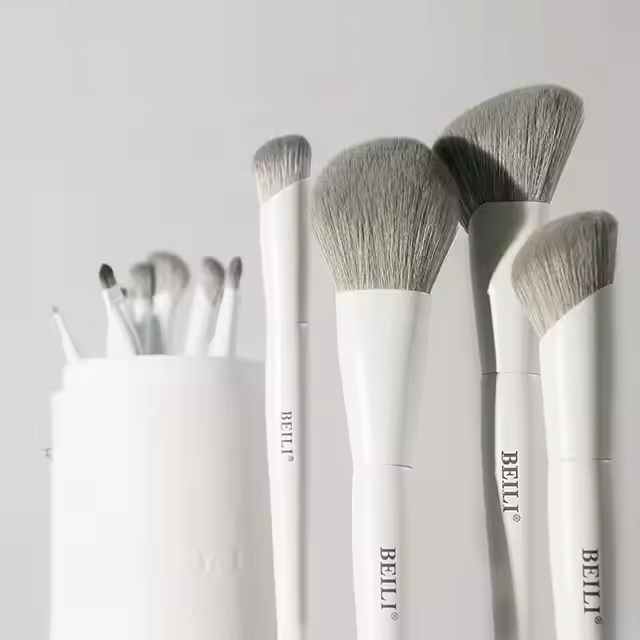 New Arrival Custom Logo White Professional Makeup Brushes Kit Corn Silk Synthetic Hair Luxury Makeup Vegan Brush Set With Holder