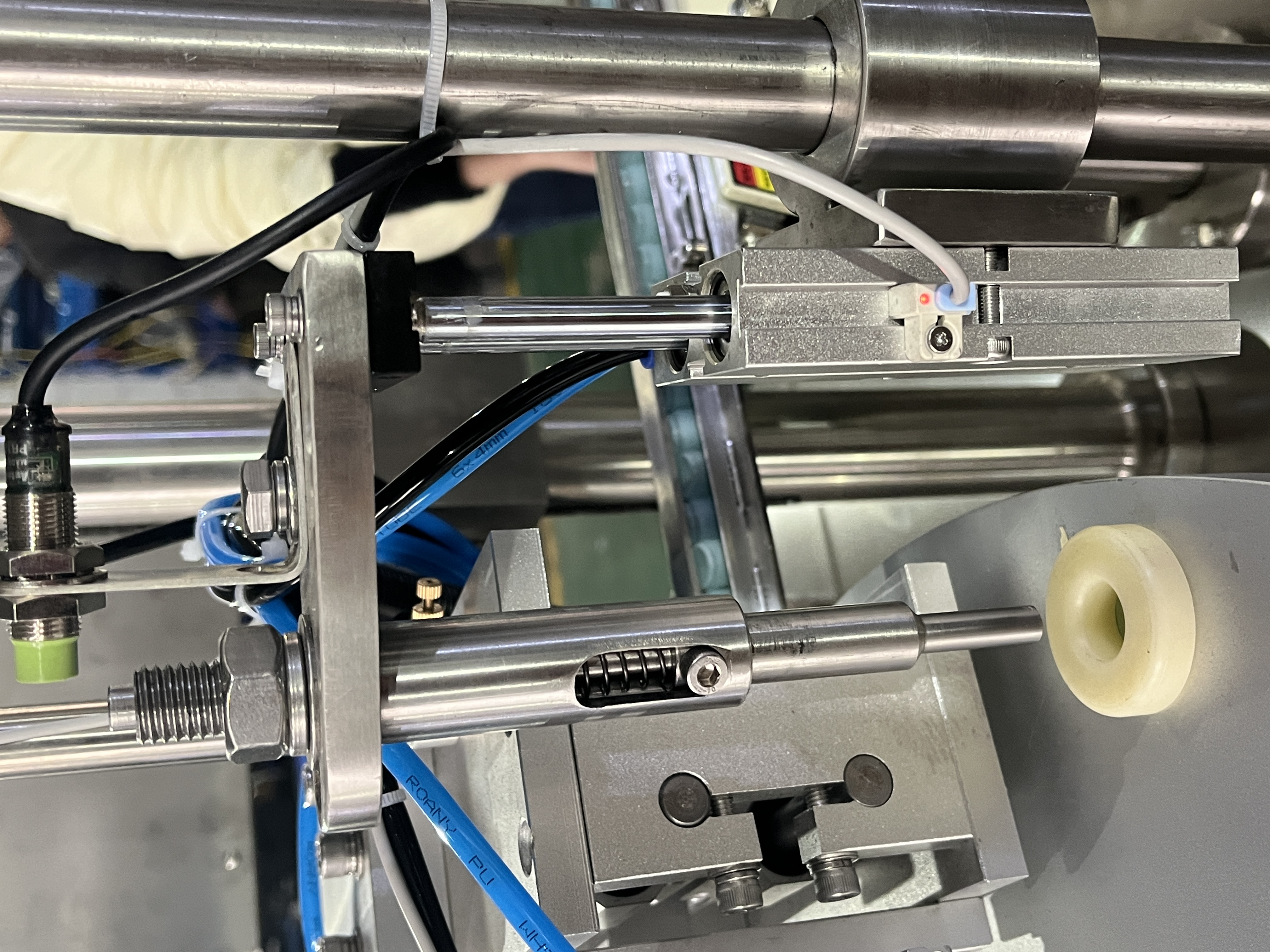 Automatic Sponge Filling &amp; Capping Machine | High-Speed Production Line Cosmetic Production Equipment