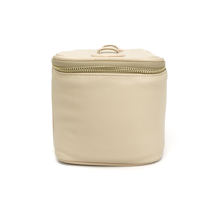 Travel lifestyle cosmetic bag showcase 5