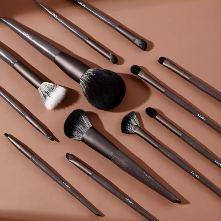 High Quality 12-Piece Makeup Brushes With Plastic Handle Private Label Face Brushes For Concealer For Face Makeup