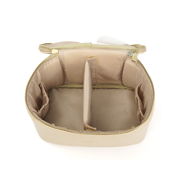 Travel lifestyle cosmetic bag showcase 3