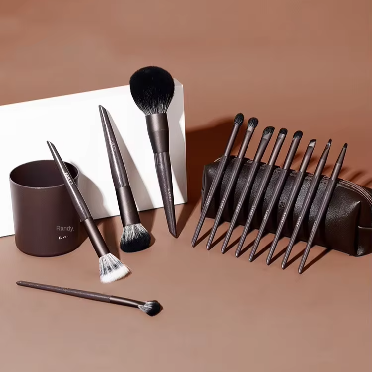 High Quality 12-Piece Makeup Brushes With Plastic Handle Private Label Face Brushes For Concealer For Face Makeup