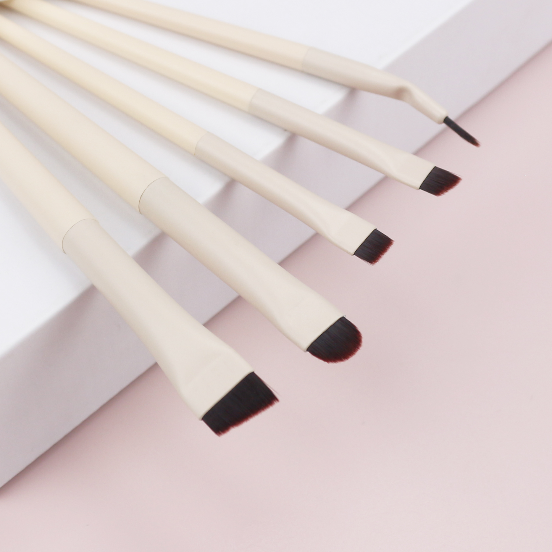 Premium Quality Ultra Thin Slanted Flat Fine Angled Beige Eyeliner Eyebrow Make up Brush Vegan Bristle Eye Liner Makeup Brush