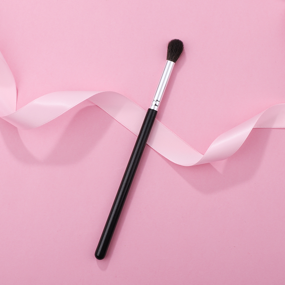Eyeshadow Brush Image 3