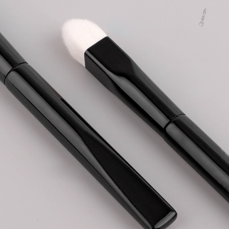 Wholesale Unusual Customized Logo White Natural Hair Makeup Brushes Goat Hair Concealer Highlighter Brush Manufacturer