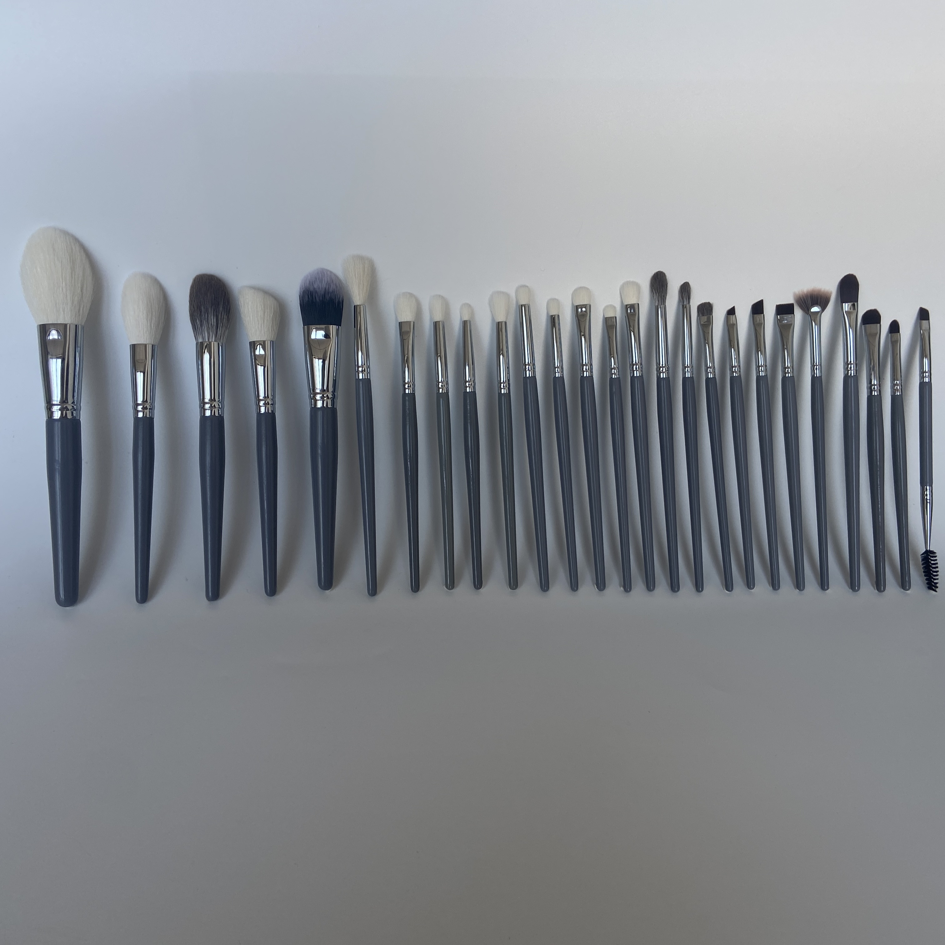 Factory Custom Natural Hair Grey Wood Handle Makeup Brushes for Face Eyeliner Eyebrow Pencil &amp; Concealer 26Pcs