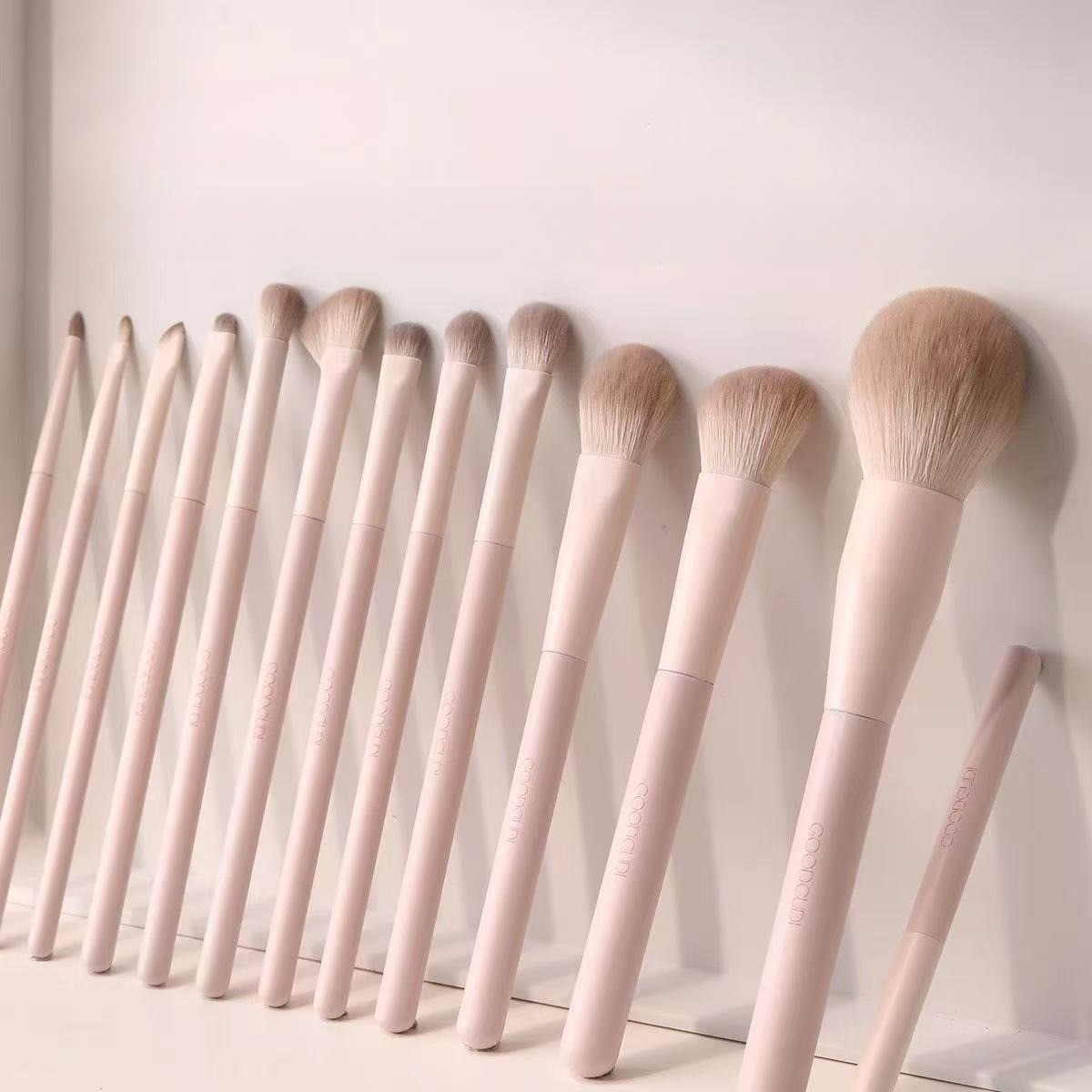 Custom Logo Color 13-Piece Wood Handle Synthetic Fibre Makeup Brush Set for Face &amp; Concealer Application Professional Daily Use