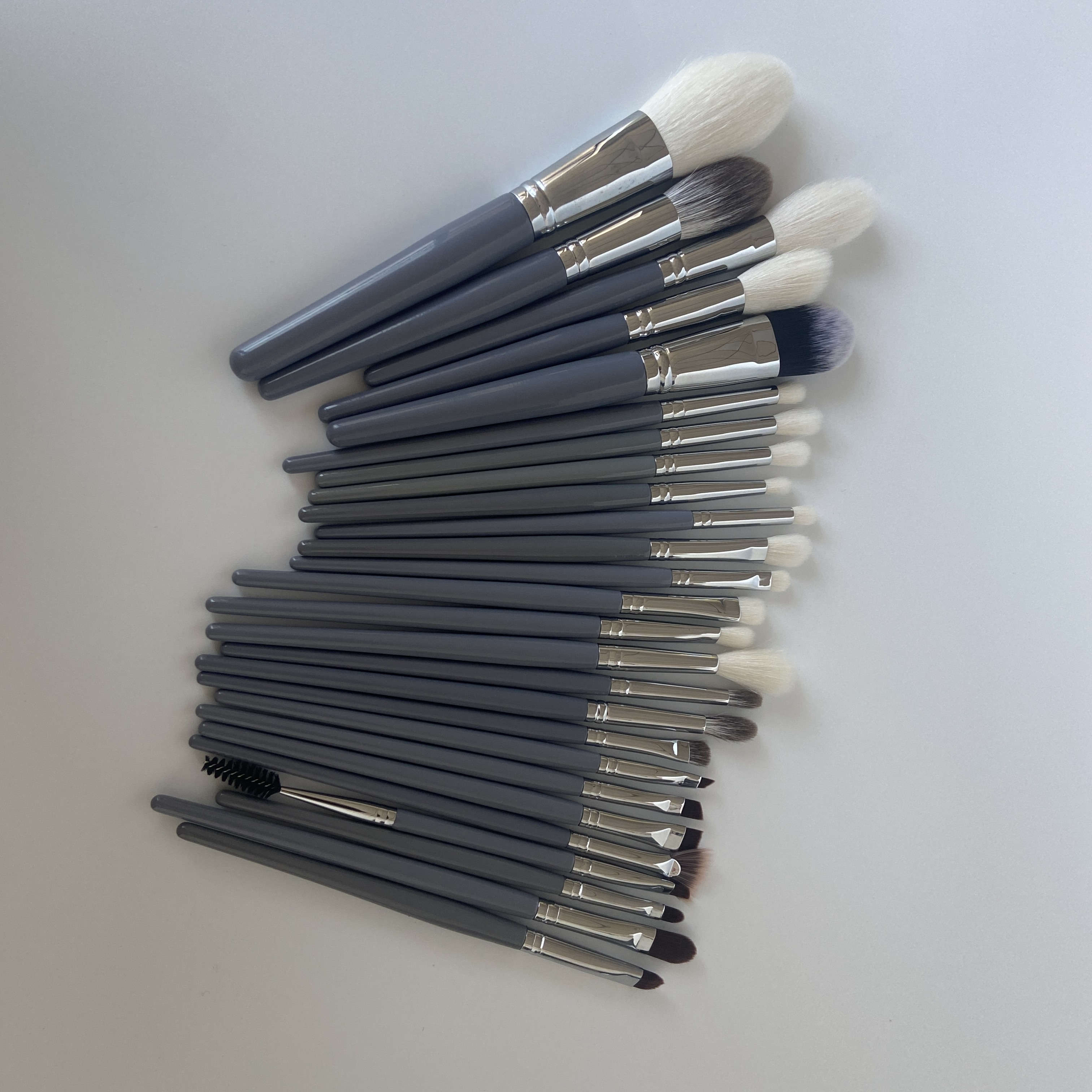 Factory Custom Natural Hair Grey Wood Handle Makeup Brushes for Face Eyeliner Eyebrow Pencil &amp; Concealer 26Pcs
