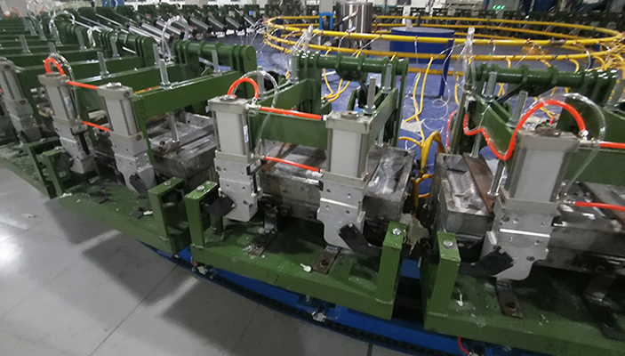 Automatic mold station