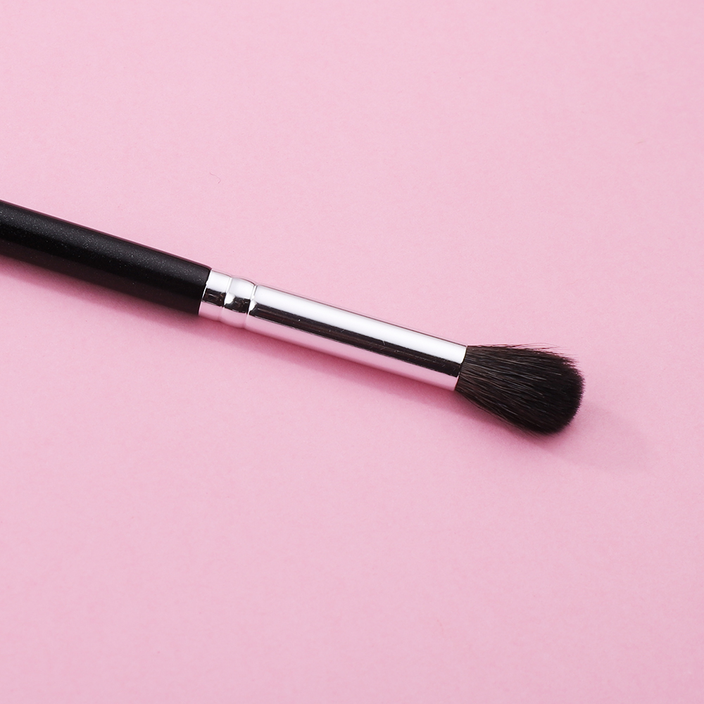 Eyeshadow Brush Image 8