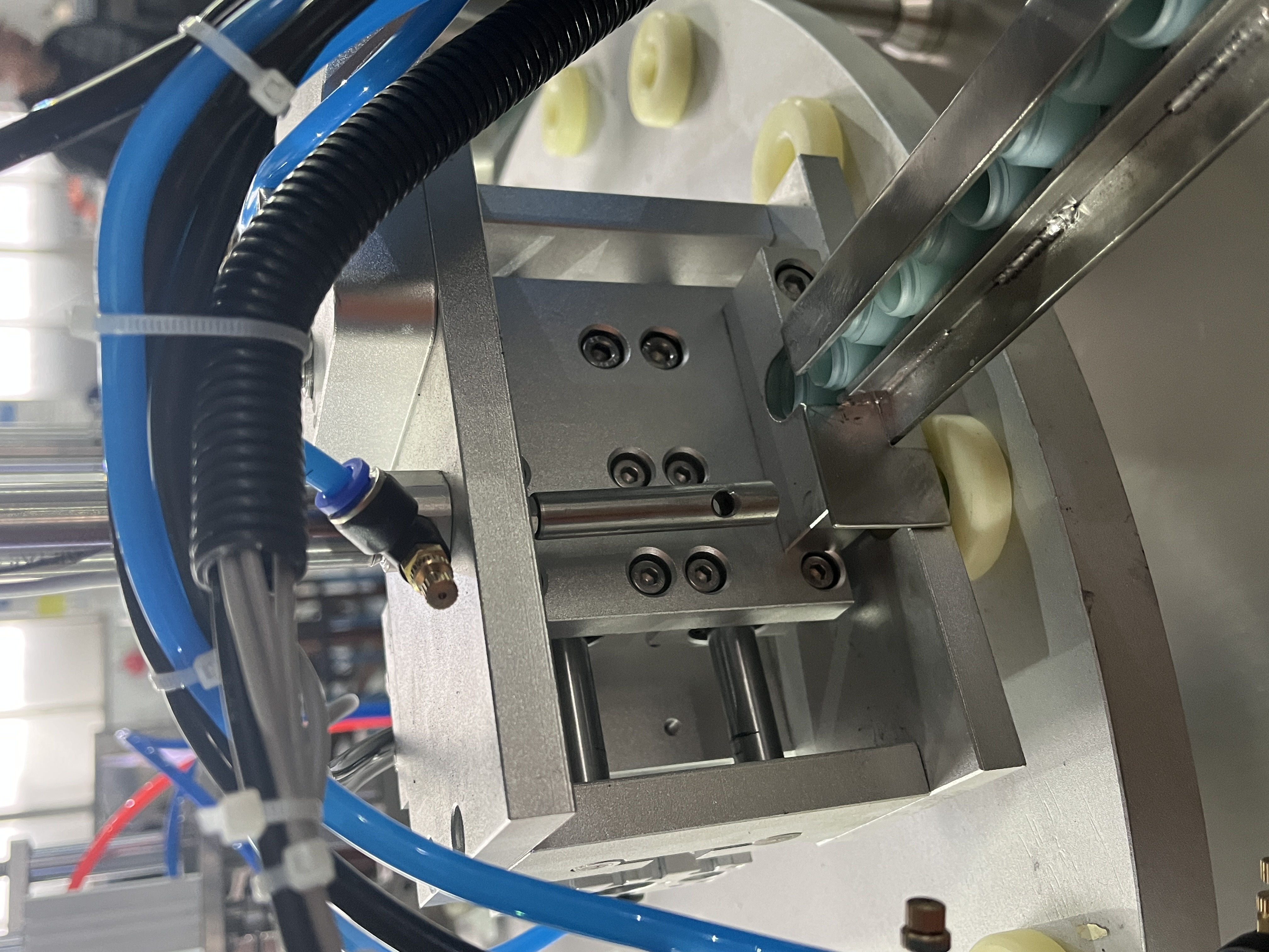 Automatic Sponge Filling &amp; Capping Machine | High-Speed Production Line Cosmetic Production Equipment