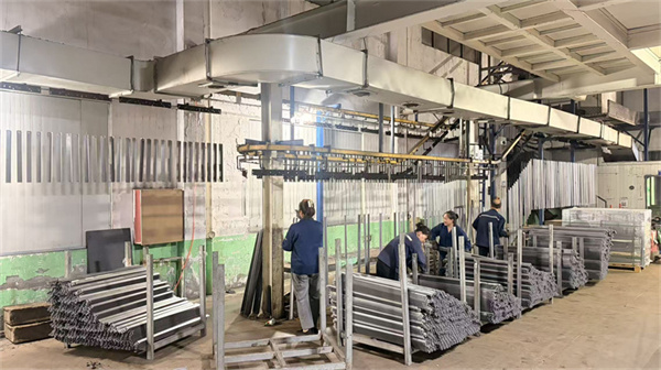 Spray-painting line