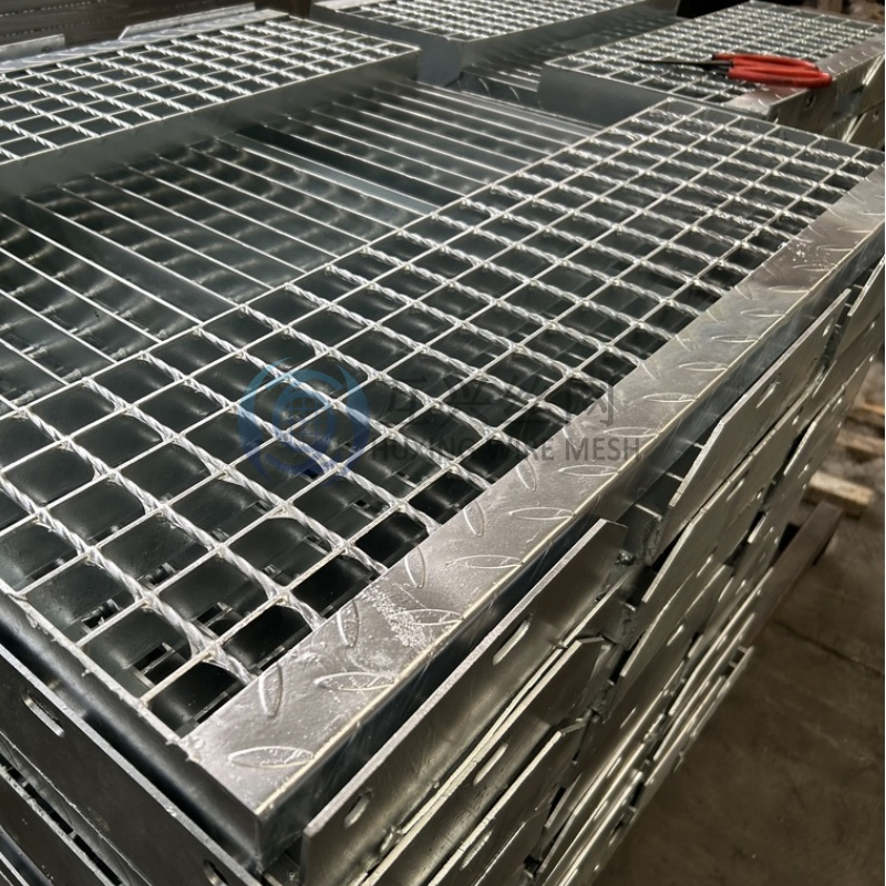Stainless Steel Carbon Steel Materials Welded Flat Bearing Bar Grating Stairs Treads Anti Corrosion Stair Tread Steel Grating for Metal Ladder