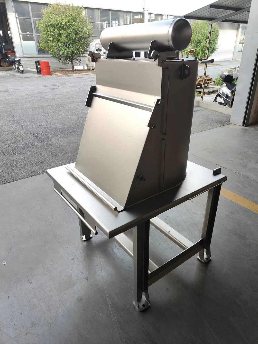 Dust Free Feeding Station System
