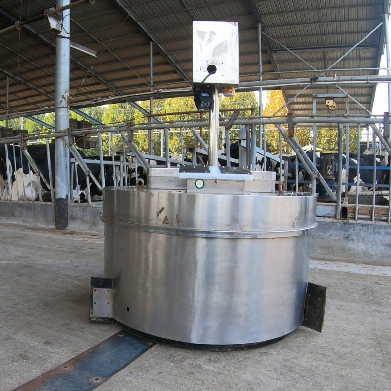 Smart GPS Livestock Feeding Robot with Real-Time Data Management
