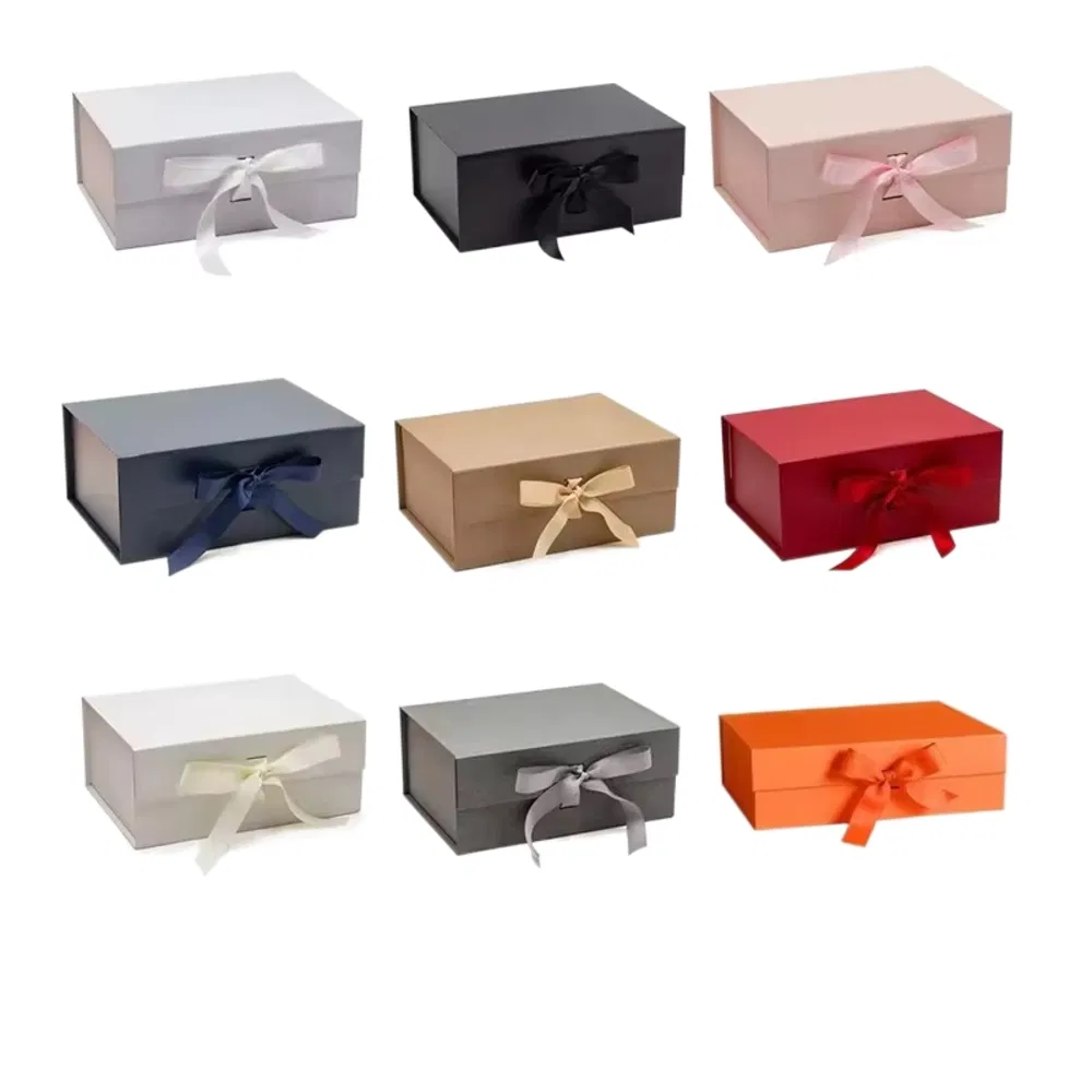 Caixas de presente com fechamento magnético atadas com fitas coloridas e diversas, com apelo elegante