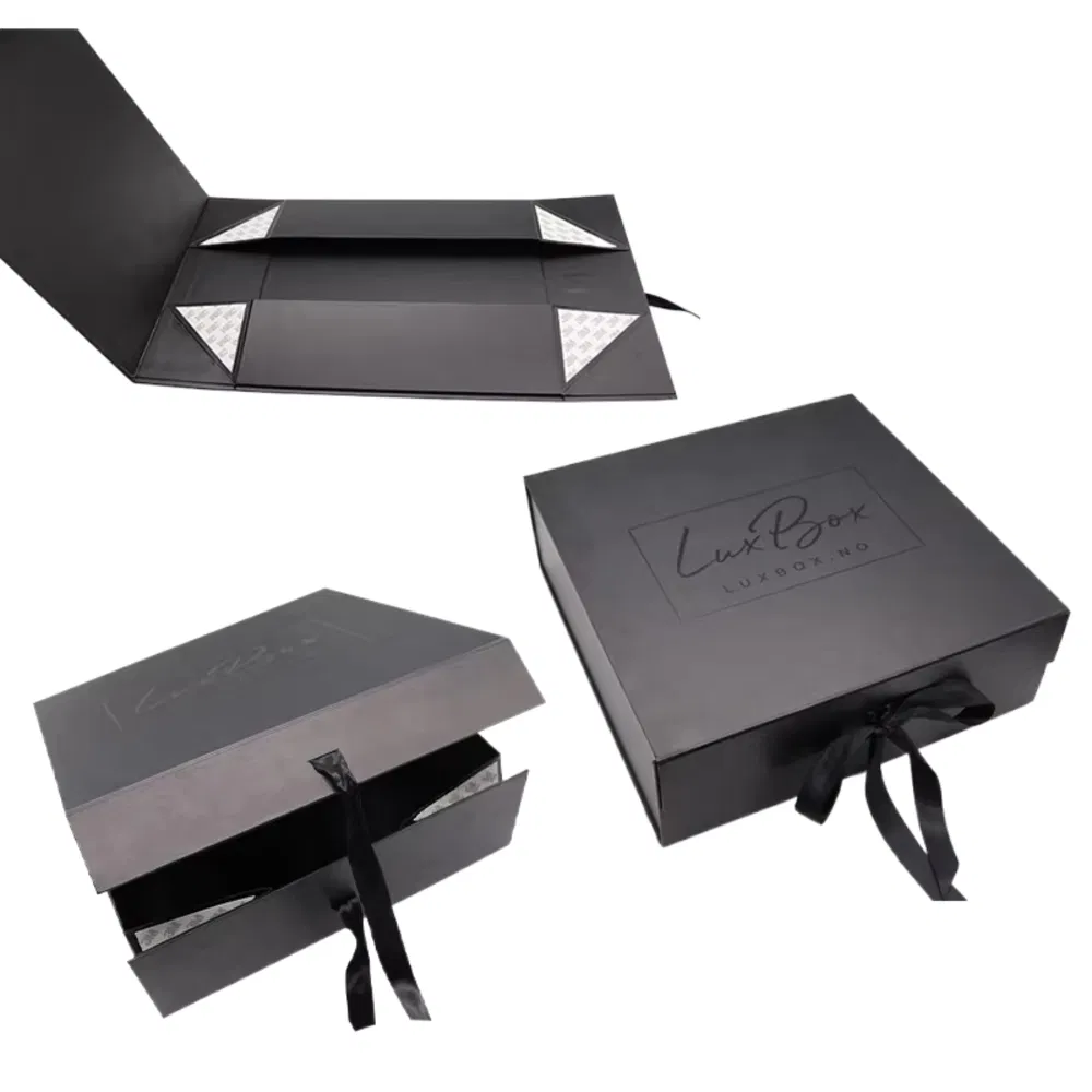 Caixas de presente com fechamento magnético atadas com fitas coloridas e diversas, com apelo elegante