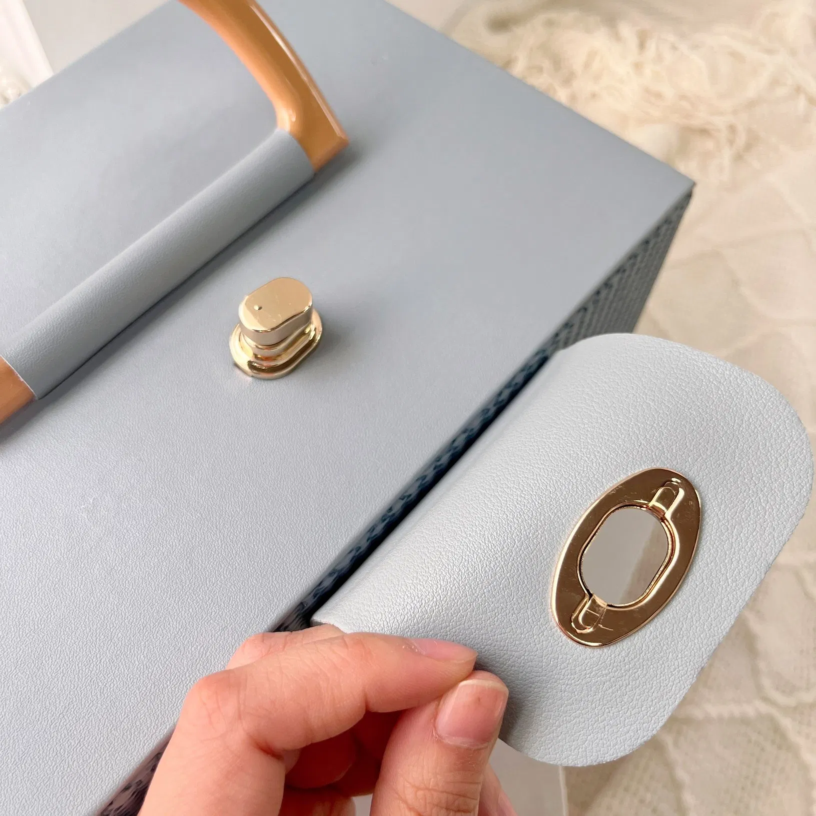 Caixa de presente de casamento de luxo com logotipo personalizado, caixa de papelão PU para embalagem de joias, caixas de armazenamento de cosméticos com alça