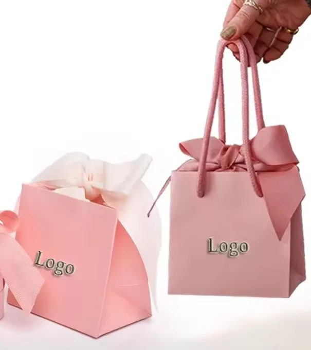 Bolsas de presente de papel de luxo personalizadas com elegante estampagem em foil dourado 5