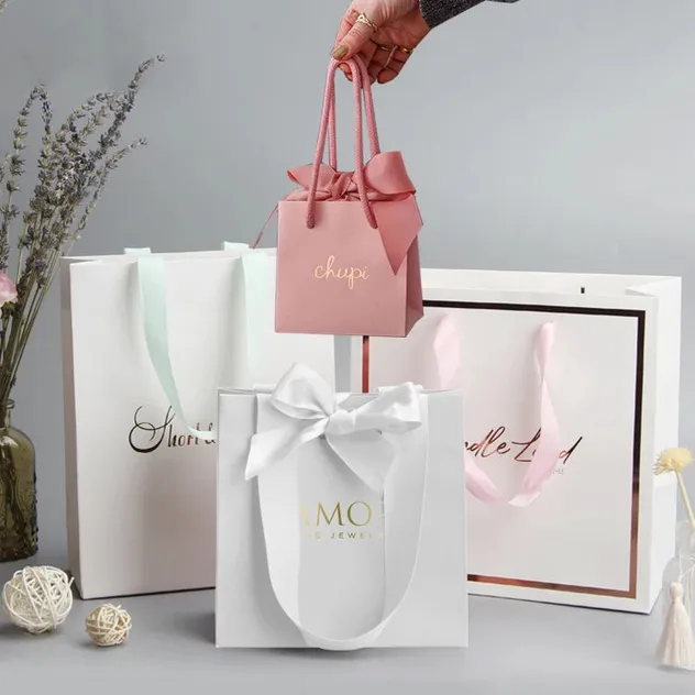 Bolsas de presente de papel de luxo personalizadas com elegante estampagem em foil dourado 2
