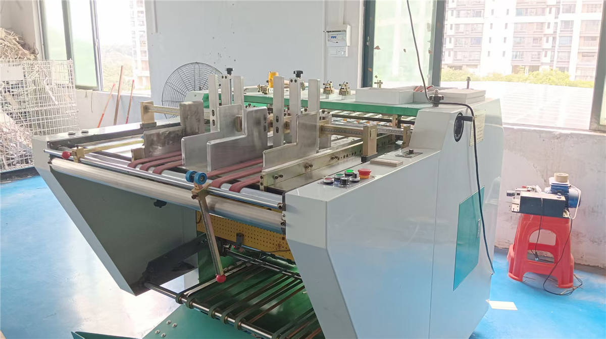Máquina de Ranhura em V para Criar Bordas e Dobras Perfeitas