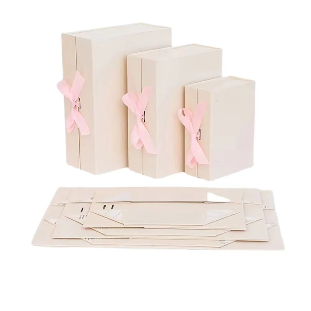 Caixas de presente com fechamento magnético atadas com fitas coloridas e diversas, com apelo elegante
