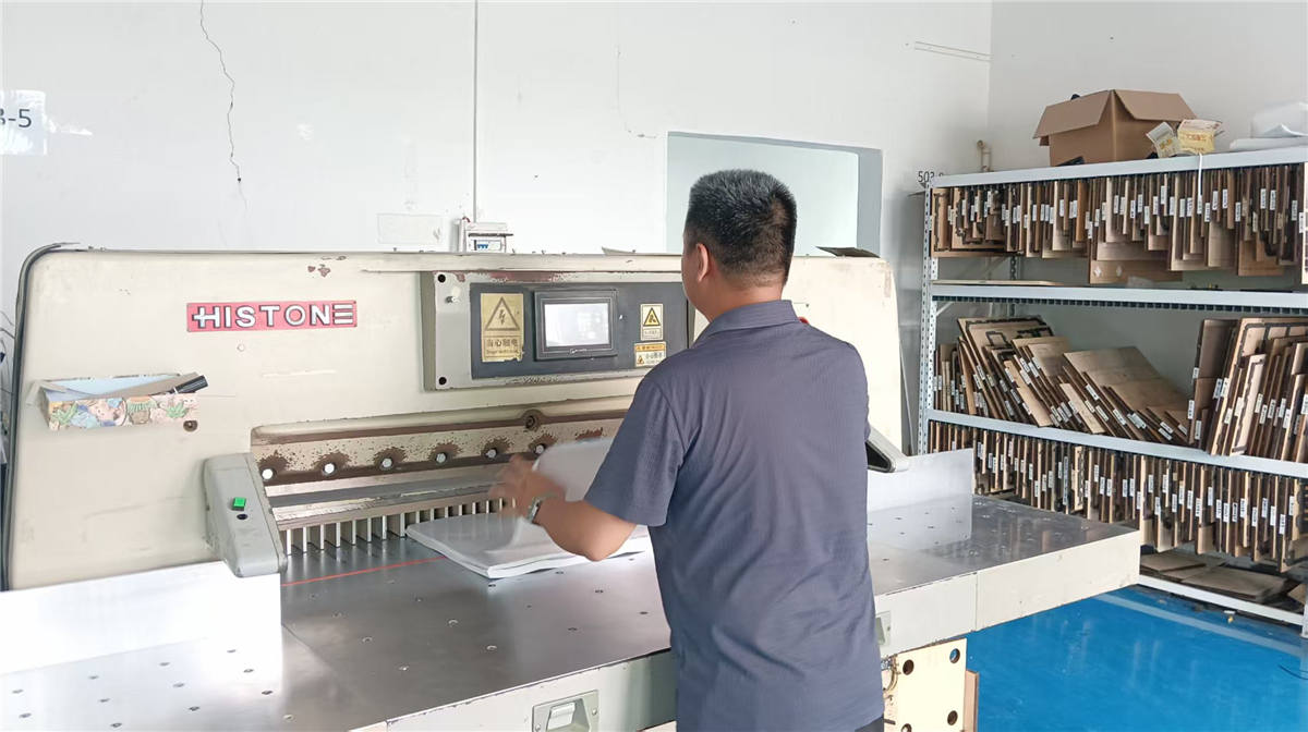 Equipamento Industrial de Corte e Formatação de Folhas de Papelão