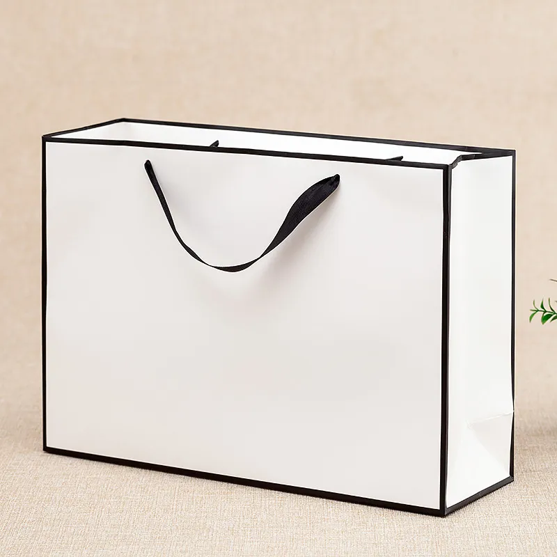 Sacos de papel de compras de presente boutique de vestuário com moldura preta personalizada