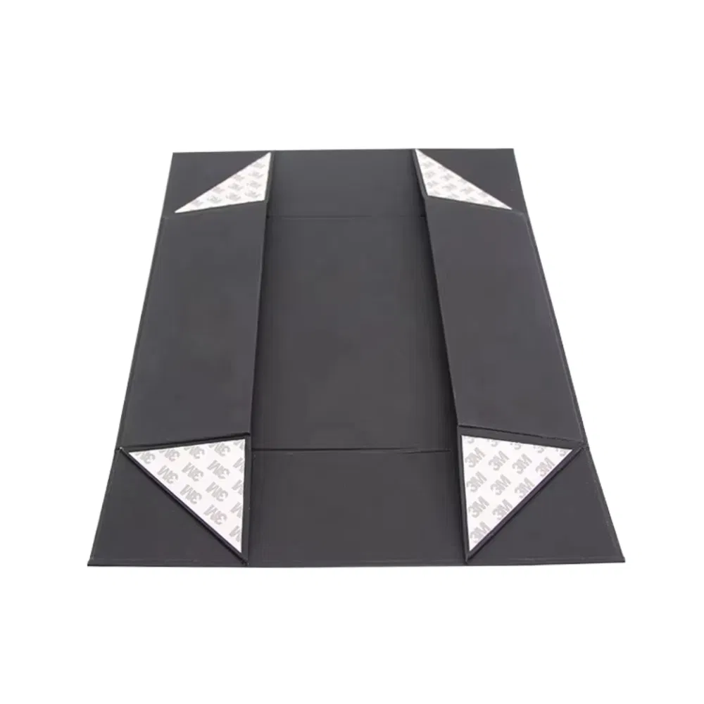 Caixas de presente com fechamento magnético atadas com fitas coloridas e diversas, com apelo elegante