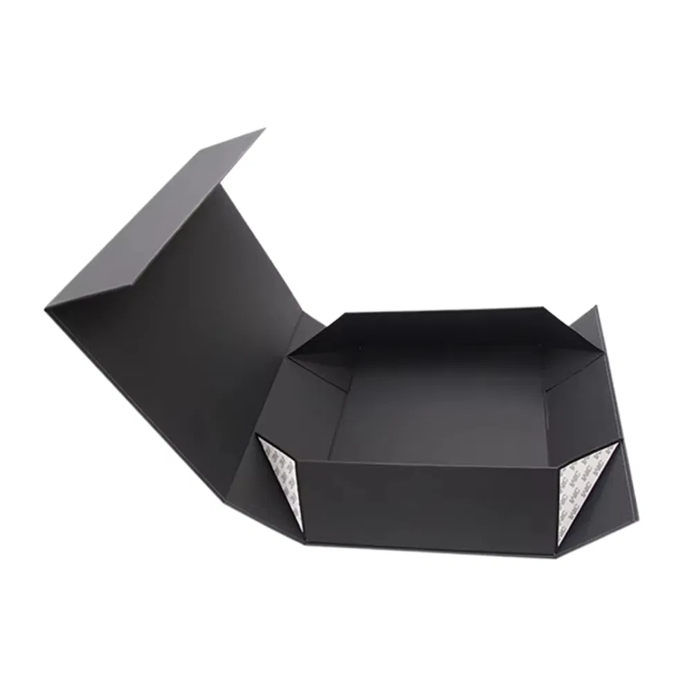 Caixas de presente com fechamento magnético atadas com fitas coloridas e diversas, com apelo elegante