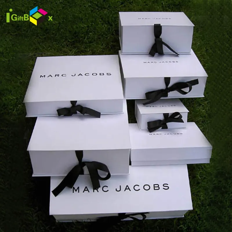 Caixa de presente de papelão rígido dobrável personalizada de luxo preta impressa, embalagem de perfume com fecho magnético