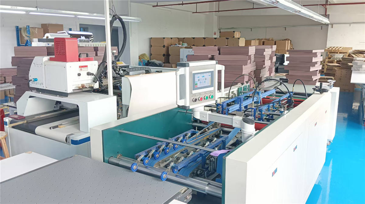 Máquina de Montagem Automática de Corpo de Caixa Rígida