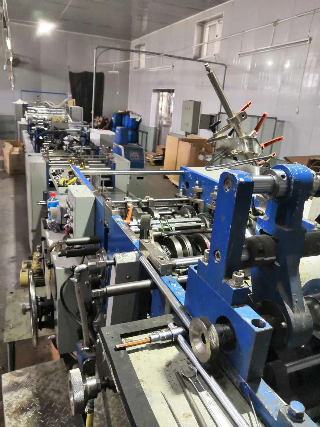 Embalagem de presente de luxo personalizada, sacola de papel kraft marrom impressa com alça