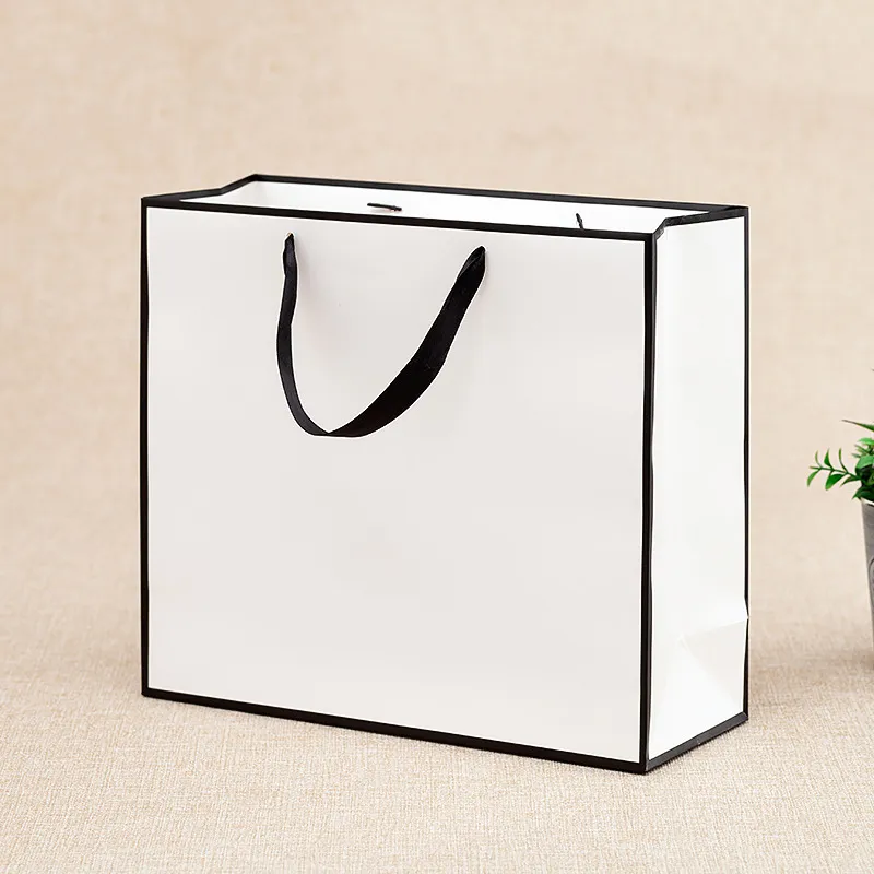 Sacos de papel de compras de presente boutique de vestuário com moldura preta personalizada
