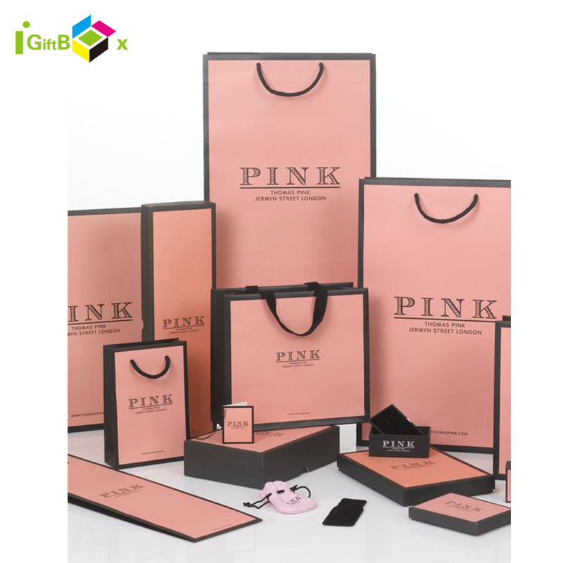 Saco de papel kraft para embalagem de presentes de moda personalizada de luxo, impresso em preto fosco, para cosméticos, roupas e presentes