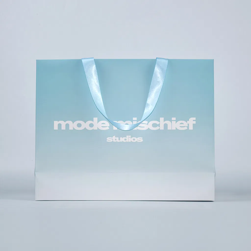 Saco de Papel Luxuoso Ecológico com Alça Personalizado com Logo Impresso para Embalagem de Joias e Cosméticos em Boutique