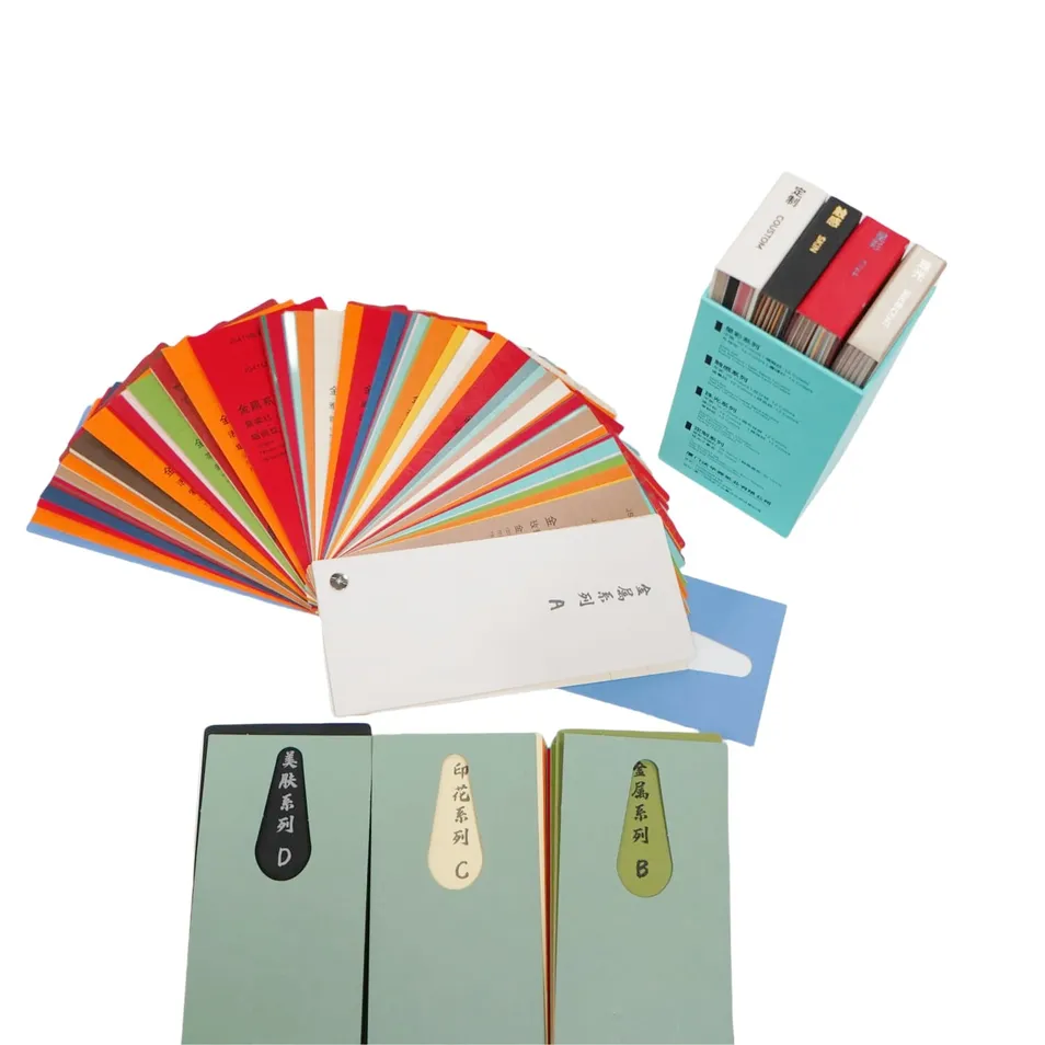 Caixas de presente dobráveis de papelão rígido de tamanho personalizado com acabamento em UV localizado e bolsas combinando