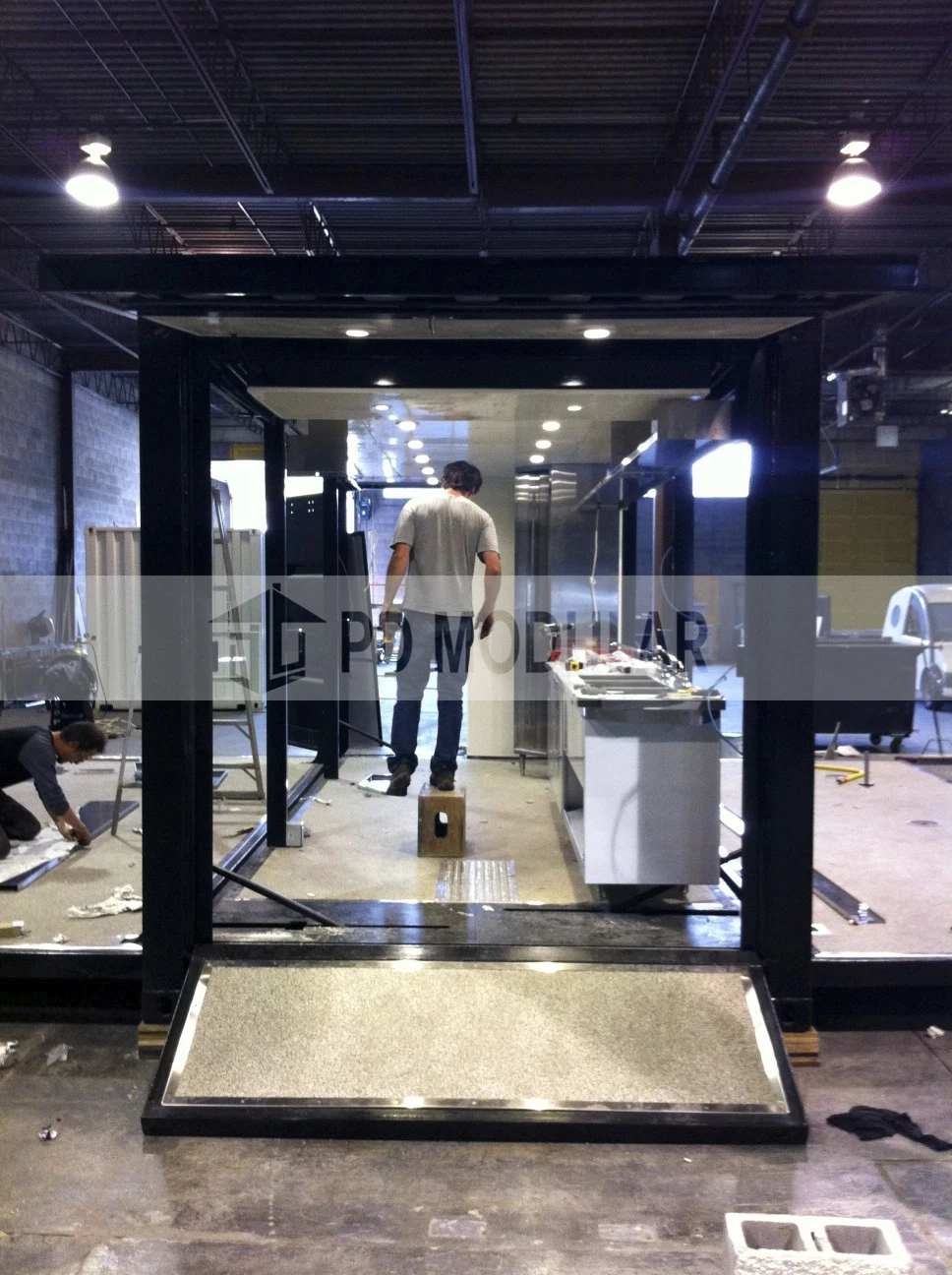 مقهى حاويات حديث مسبق الصنع مع ديكور فريد