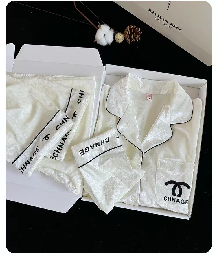 ODM Light Luxury Fragrant Long Sleeve Full Length Button Fly Front Logo Women's Autumn Winter Gold Satin Pajamas Sleeping Warm