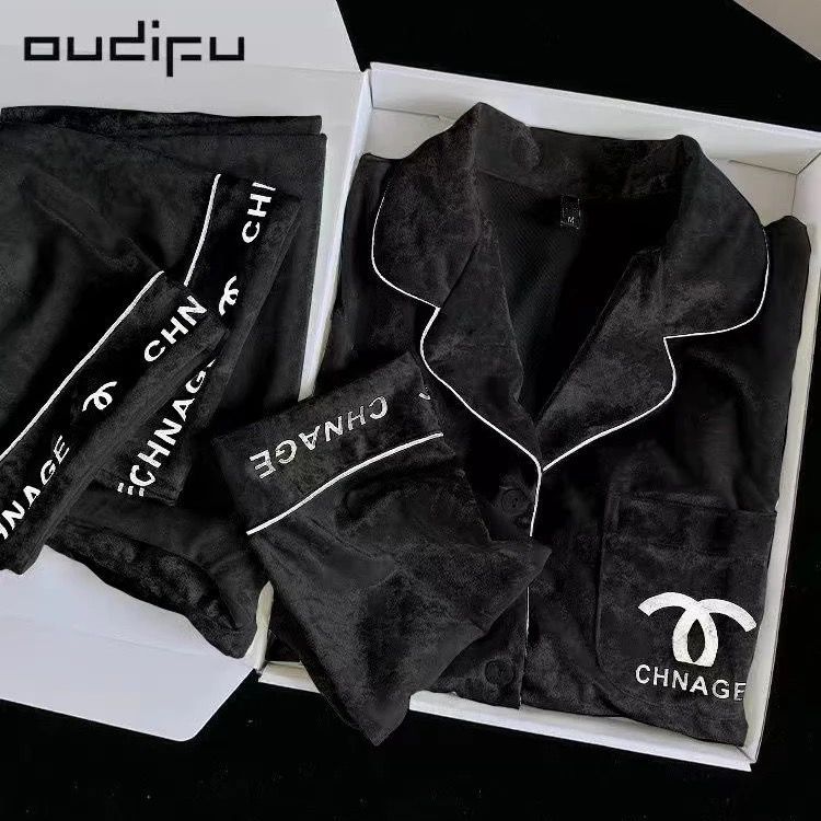 ODM Light Luxury Fragrant Long Sleeve Full Length Button Fly Front Logo Women's Autumn Winter Gold Satin Pajamas Sleeping Warm