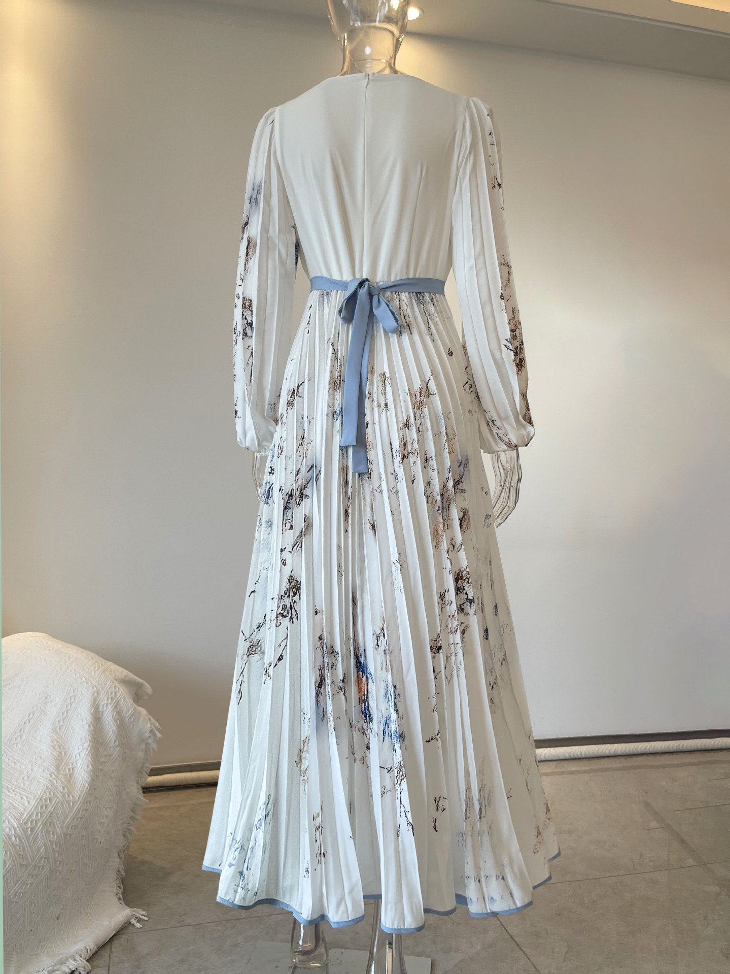 Premium Spring New Ethnic Print Dress Women's Lace-up Floral Pattern Tight Waist Puff Sleeve Large Swing V-neck Casual Dress