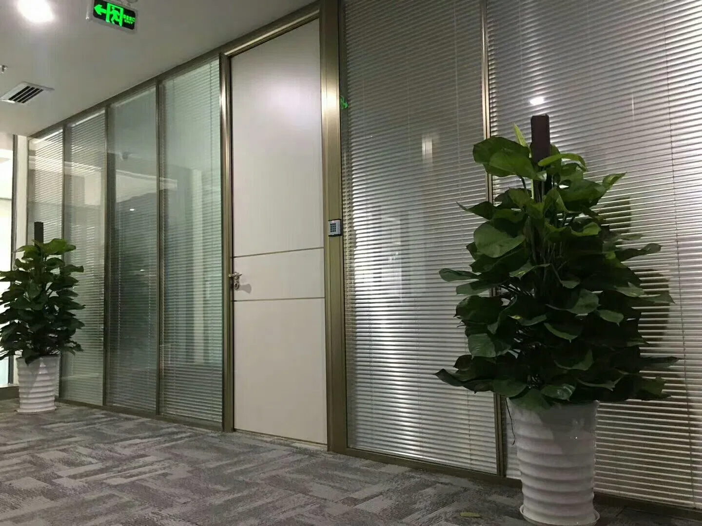 Versatile Office Furniture: Goometel's Customized Partition System Options