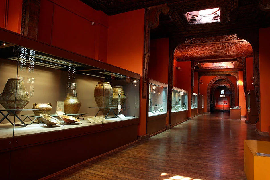 Design Custom Luxury Modern Museum Jewelry Cabinet LED Glass Island Security System